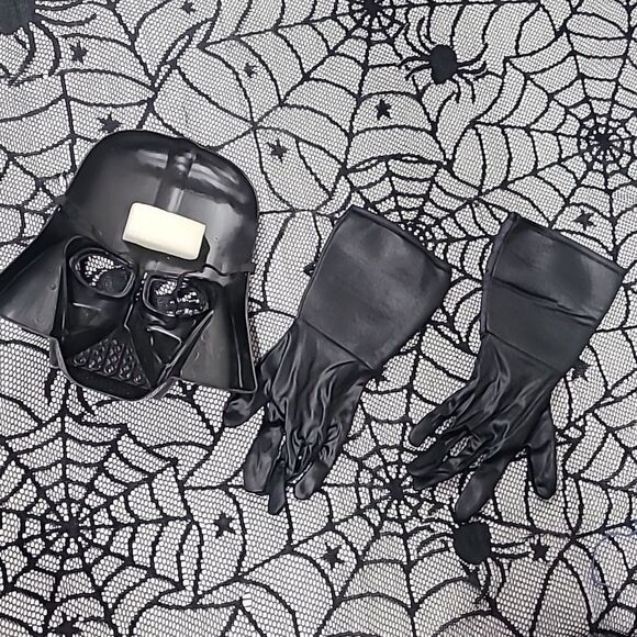 Darth Vader Mask & Gloves - Picture 3 of 3